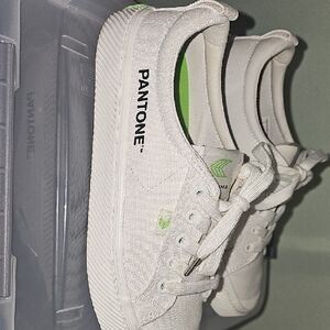 Cariuma Pantone White and Green Sneakers Size 7